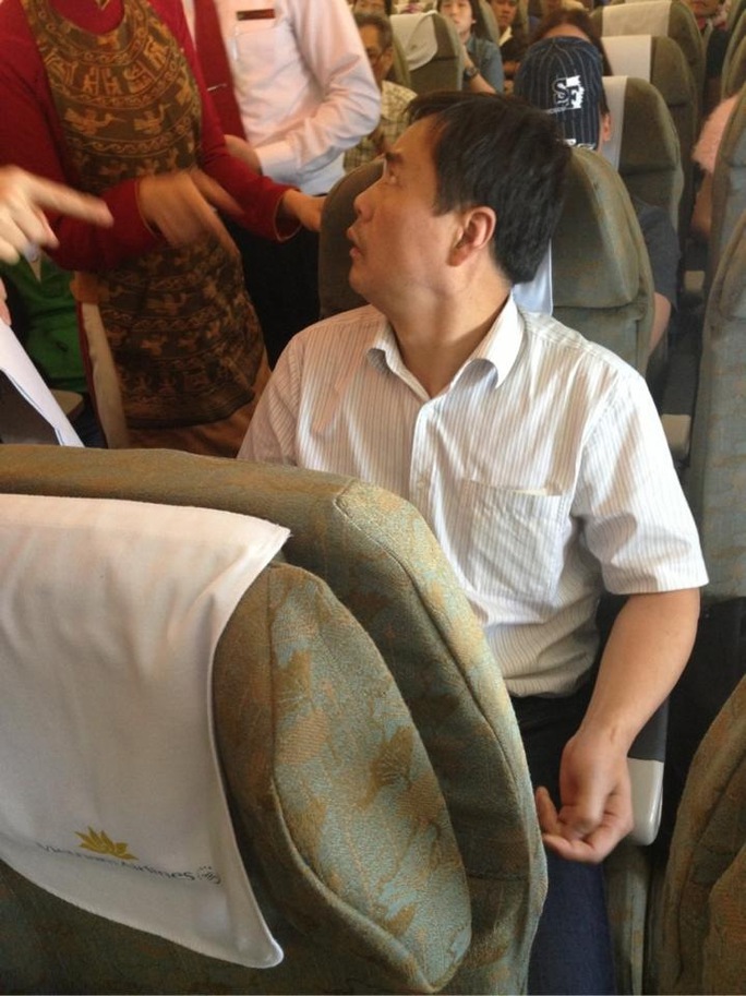 Hành khách người Trung Quốc thường xuyên thay đổi chỗ ngồi và lục soát các khoang hành lý trên máy bay.