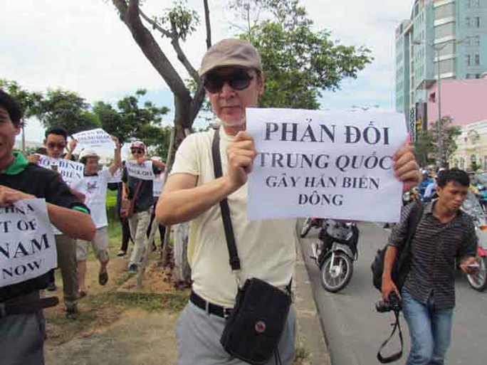 Người nước ngoài cũng tham gia cuộc biểu tình phản đối Trung Quốc gây hấn ở biển Đông.
