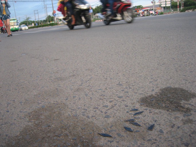 Nhiều người bị thủng ruột xe vì những mảnh sắt nhọn này