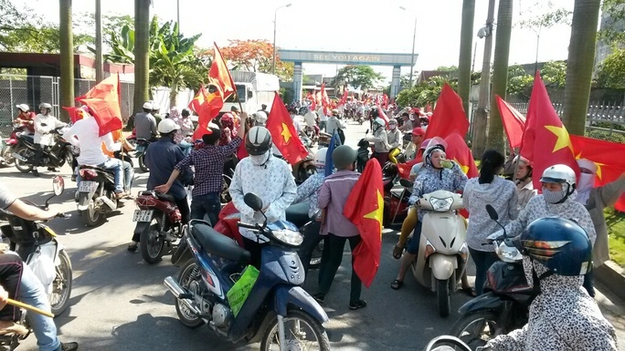 Khẩu hiệu ủng hộ Việt Nam, phản đối Trung Quốc trước DN Đài Loan