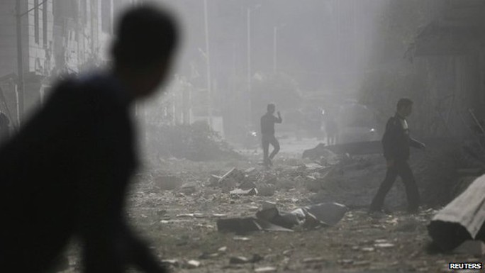 Ngoại ô Damacus trúng bom từ không quân Syria. Ảnh: Reuters