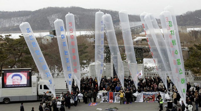 Bong bóng mang truyền đơn thả sang Triều Tiên hôm 10-10. Ảnh: Waging Nonviolence