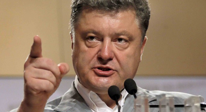 Tổng thống Ukraine Petro Poroshenko vừa lệnh cho quân đội tiếp viện tới các thành phố trọng điểm ở miền Đông và Nam nước này. Ảnh: AP