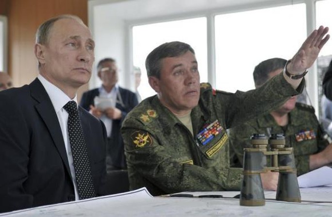 Tướng Valery Gerasimov (phải) cùng tổng thống Nga Putin theo dõi một cuộc tập trận của quân đội. Ảnh: RIA Novosti