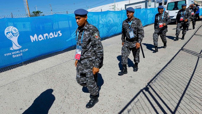 Cảnh sát Brazil tuần tra tại sân vận động thành phố Manaus. Ảnh: Reuters