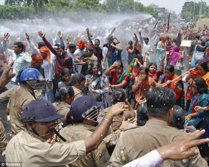 Cảnh sát Ấn Độ xịt vòi rồng vào người biểu tình hôm 3-6. Ảnh: Reuters