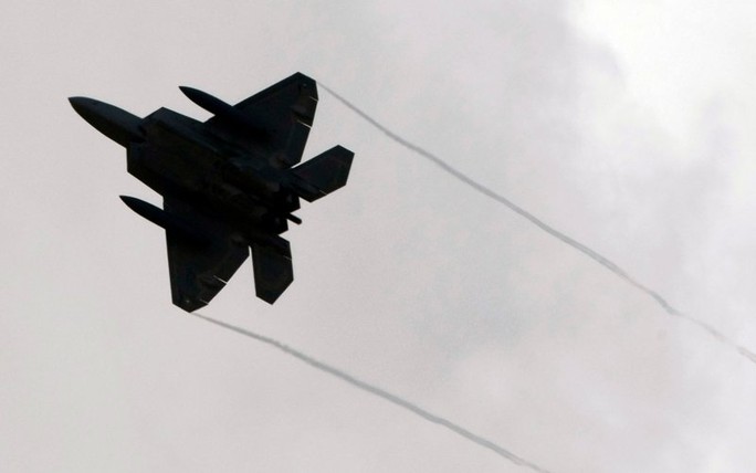 F-22 Raptor xuất trận khiến cộng đồng hàng không quân sự ngỡ ngàng. Ảnh: Reuters