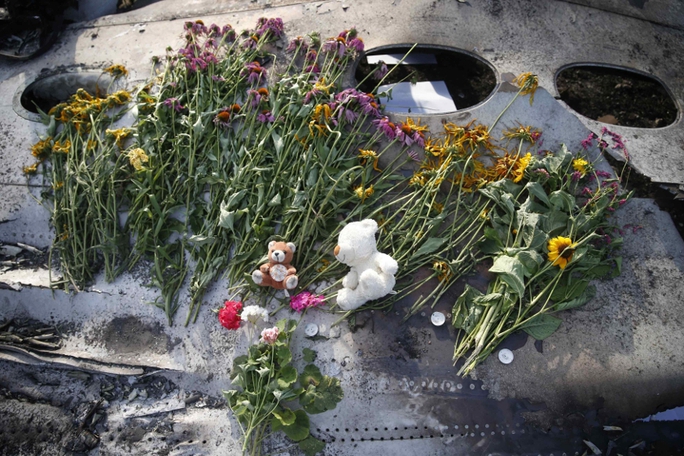 Đặt hoa tưởng niệm các nạn nhân xấu số trên chuyến bay MH17. Ảnh: Reuters