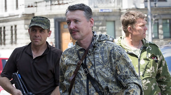 Chỉ huy lực lượng ly khai thân Nga Igor Girkin (giữa). Ảnh: AP