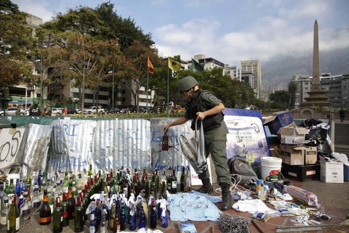 Binh sĩ thuộc lực lượng Vệ binh Quốc gia tại  quảng trường Altamira hôm 17-3. Ảnh: Reuters