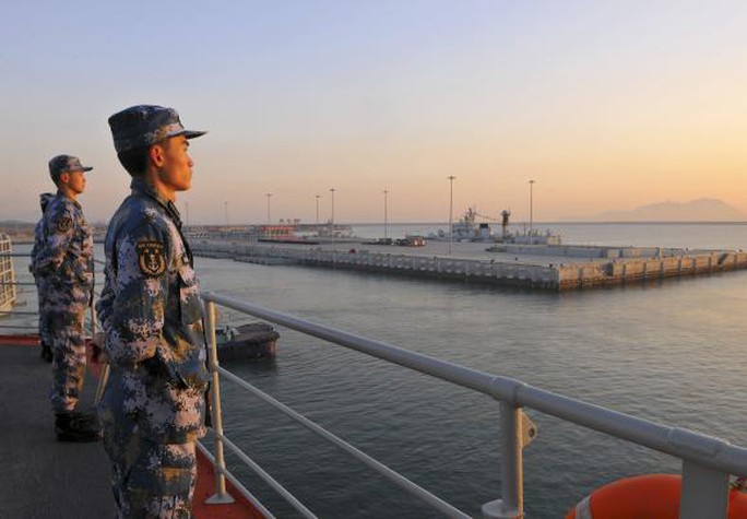Lính hải quân Trung Quốc đứng gác cảnh tàu sân bay Liêu Ninh tỉnh Hải Nam ngày 30-11-2013. Ảnh: Reuters