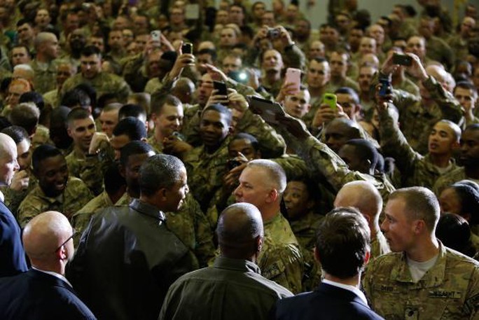 Tổng thống Obama gặp gỡ binh lính Mỹ tại căn cứ không quân Bagram bên ngoài thủ đô Kabul. Ảnh: Reuters