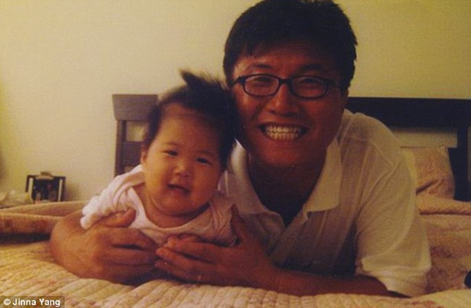 Cô bé Yang bên người cha khi còn nhỏ. Ảnh: Daily Mail