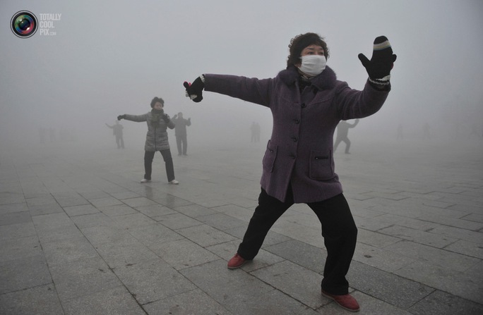 Người dân Trung Quốc vừa đeo khẩu trang vừa tập thể dục do ô nhiễm môi trường. Ảnh: Totally CoolPix