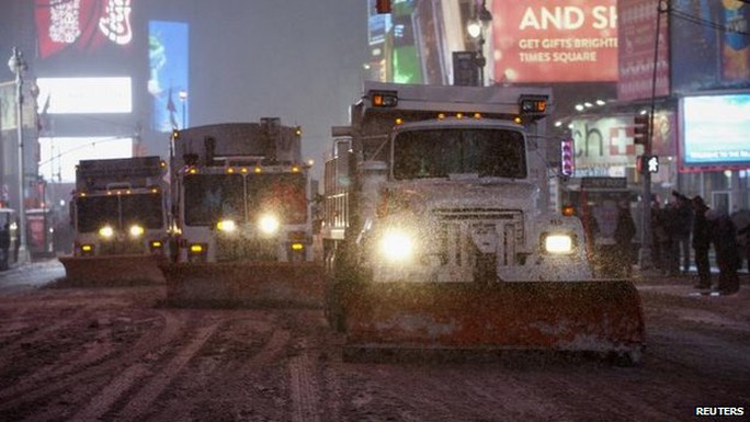 Xe ủi tuyết trên đường phố New York. Ảnh: Reuters