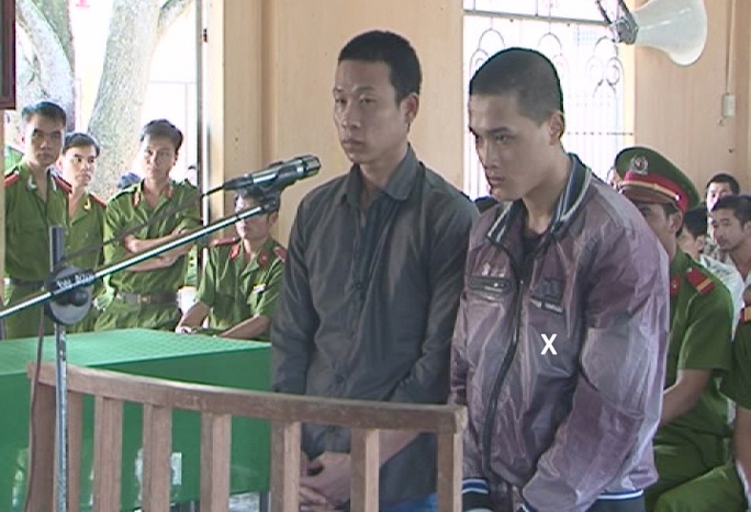 Bùi văn Tùng (x) và Phạm Xuân Nam tại tòa.