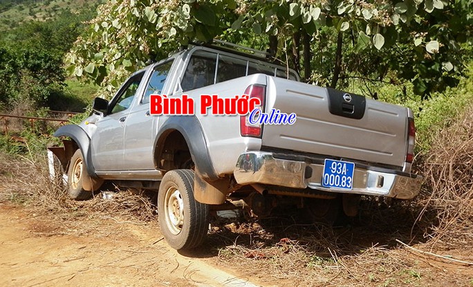 Chiếc xe phải đâm vào cột mốc bên đường vì lâm tặc cướp tay lái để lao xuống vực “quyết tử” với cán bộ kiểm lâm