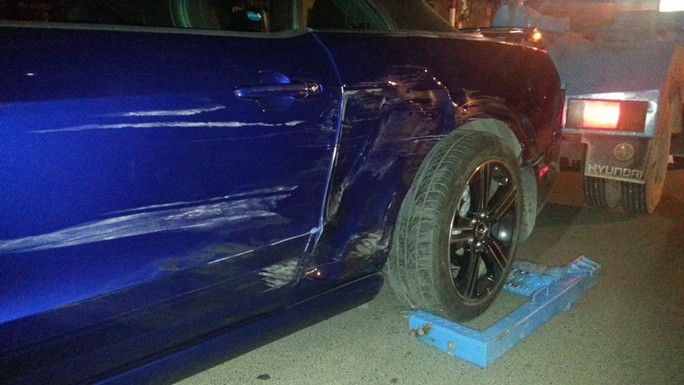 Chiếc Ford Mustang bị va quệt