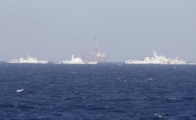 Tàu tuần tra Trung Quốc triển khai quanh giàn khoan Hải Dương 981. Ảnh: REUTERS