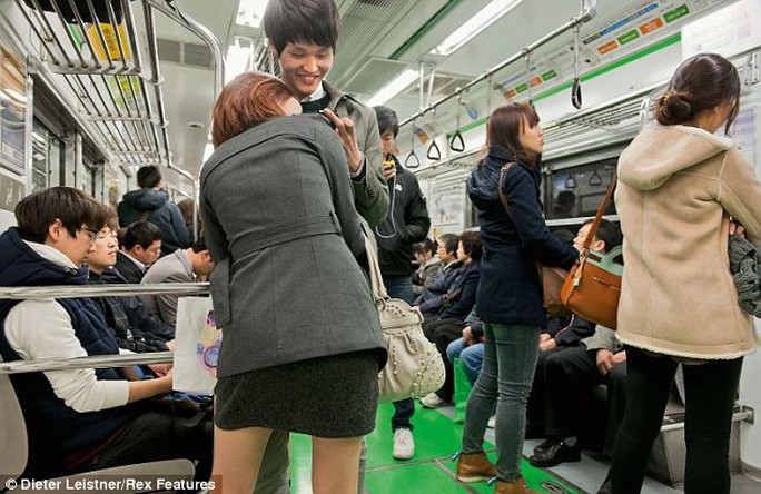 Hình ảnh trên tàu điện Hàn Quốc nhộn nhịp. Ảnh: Dieter Leistner