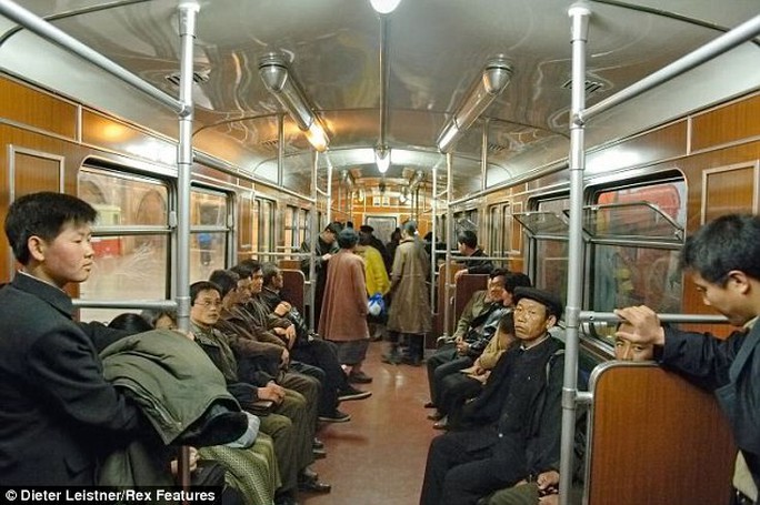 Hành khách trên tàu điện ở Bình Nhưỡng - Triều Tiên. Ảnh: Dieter Leistner