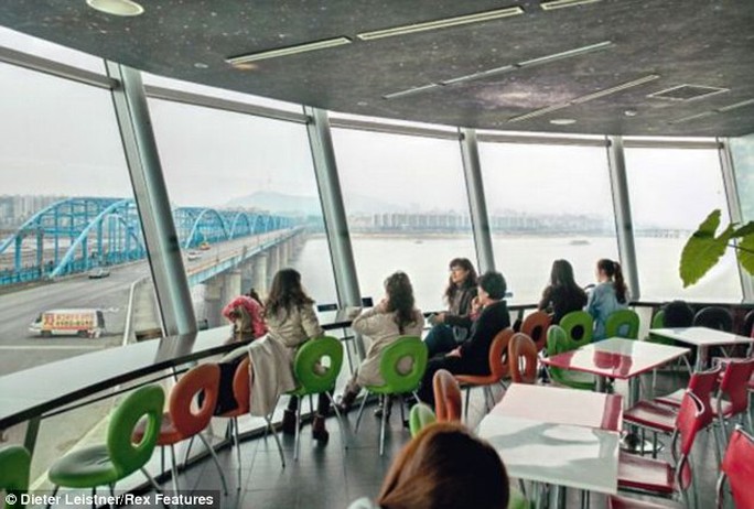 Một quán cà phê hiện đại ở Hàn Quốc. Ảnh: Dieter Leistner