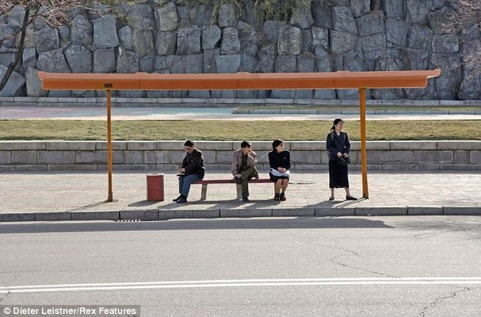 Trạm xe buýt đơn giản ở Triều Tiên. Ảnh: Dieter Leistner