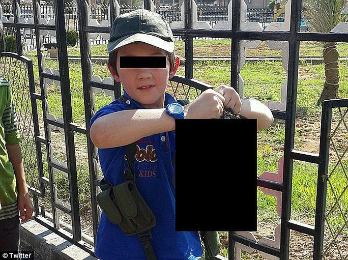 Hình ảnh cậu bé 7 tuổi cầm thủ cấp của binh sĩ Syria gây sốc cho thế giới.