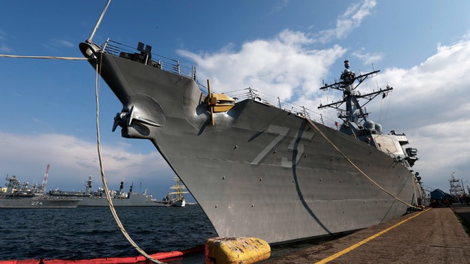 ...và tàu USS Donald Cook cập cảng Constanta của Romania ngày 14-4. Ảnh: Reuters