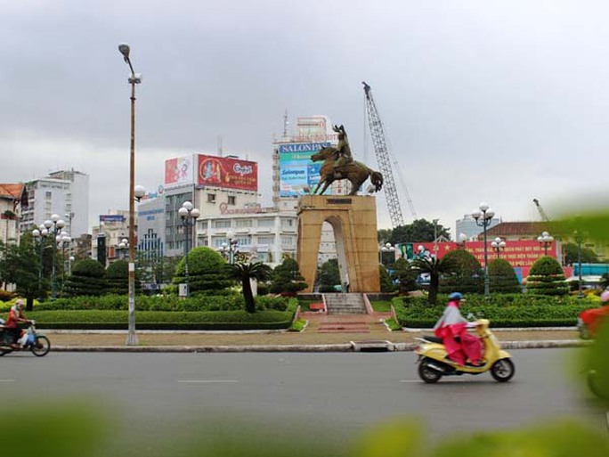 Sắp tới, tượng đài Trần Nguyên Hãn tại khu vực vòng xoay trước chợ Bến Thành sẽ được di dời về công viên Phú Lâm (quận 6) để phục vụ dự án xây dựng nhà ga tuyến Metro số 1.