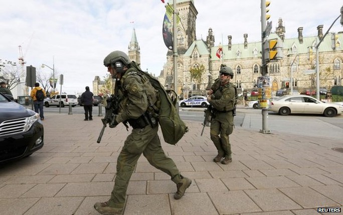 Cảnh sát vũ trang nhanh chóng tiến vào trụ sở quốc hội Canada. Ảnh: Reuters