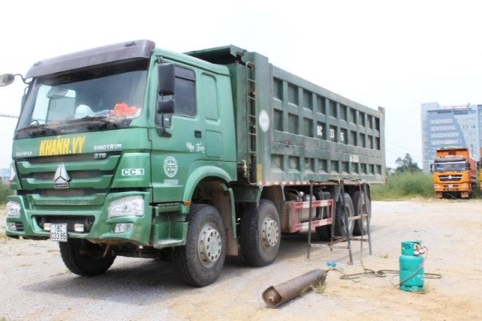 Một chiếc xe chở quá tải bị lực lượng Thanh tra giao thông Thanh Hóa bắt giữ