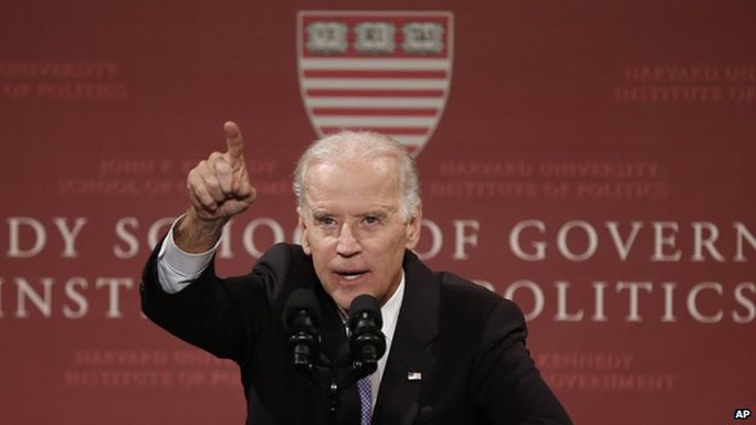 Phó Tổng thống Mỹ Joe Biden nói chuyện với sinh viên Đại học Harvard ngày 2-10. Ảnh: AP