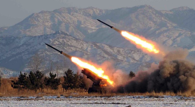 Triều Tiên lại bắn thử 30 quả tên lửa tầm ngắn