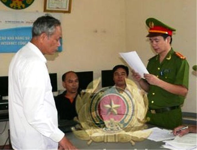 Cơ quan công an đang đọc lệnh bắt tạm giam ông Nguyễn Hữu Nha