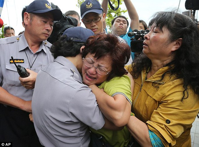 Thân nhân hành khách bị rơi máy bay ở Đài Loan đau đớn... Ảnh: AP

 