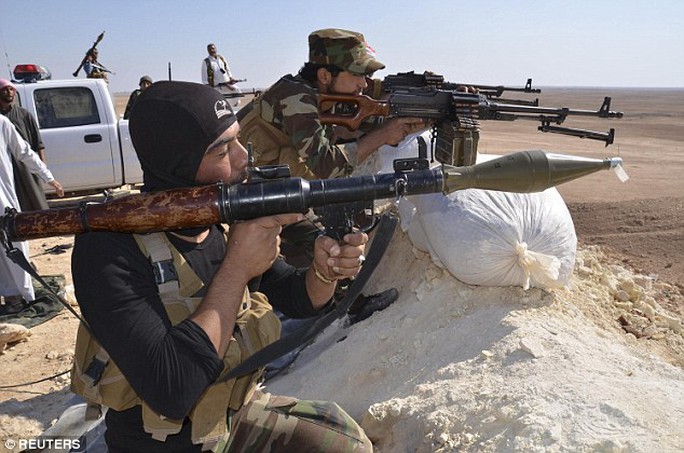 Các tau súng bộ tộc Sunni địa phương tập luyện gần thị trấn Haditha để giúp quân đội Iraq chống lại IS. Ảnh: Reuters