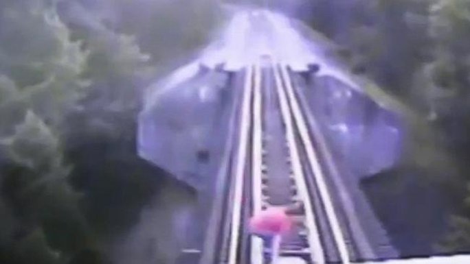 Hai người phụ nữ luống cuống chạy dọc đường ray để tránh bị tàu hỏa đâm. Ảnh; News.com.au