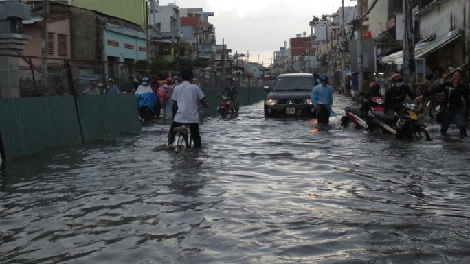 Do đang thi công cần Tân Hóa nên tuyến đường này luôn ngập nặng khi mưa lớn gây khó khăn cho sinh hoạt, đi lại của người dân