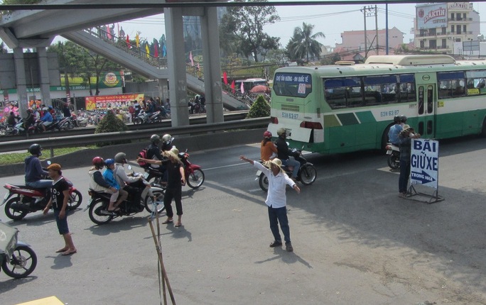 Nhiều người giữ xe lao ra đường chặn xe, chèo kéo khách gây cản trở giao thông