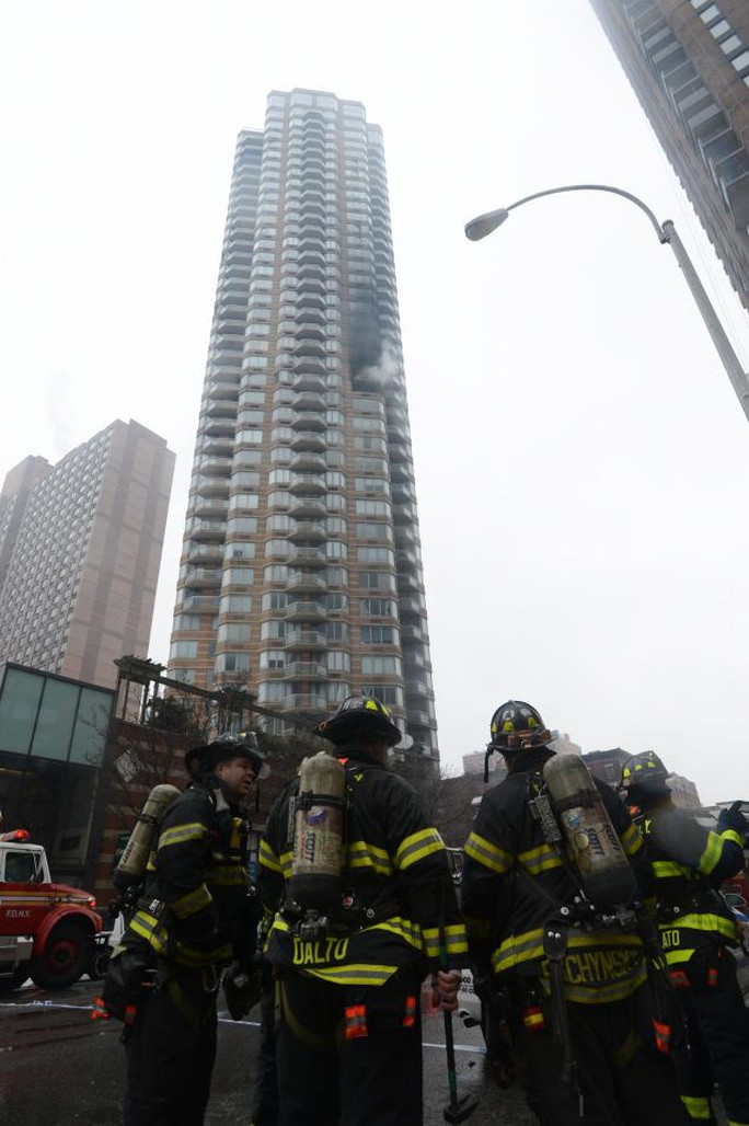 Nhân viên cứu hỏa khống chế đám cháy. Ảnh: New York Daily News