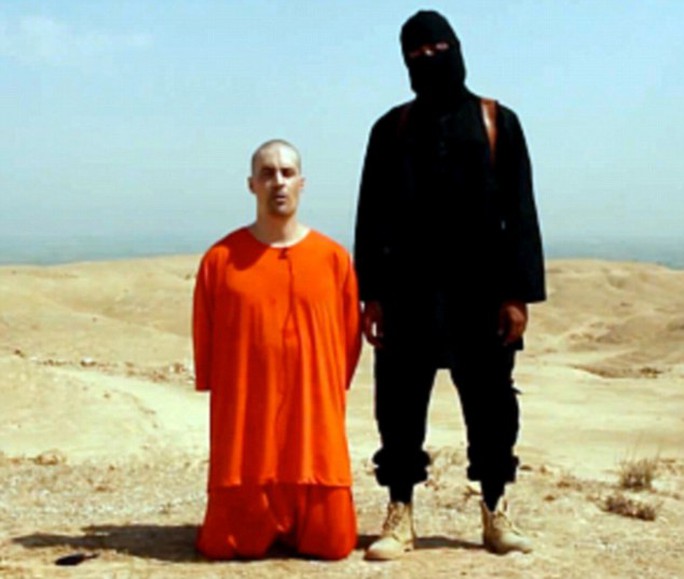 Gã đao phủ hành quyết nhà báo Foley trong đoạn video. Ảnh: Daily Mail