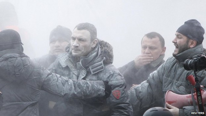 Lãnh đạo Đảng đối lập Vitali Klitschko bị phun bột vào người. Ảnh: Reuters