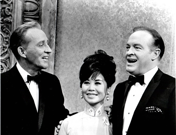 Tấm hình chụp trong lúc Bạch Yến xuất hiện trên show đặc biệt của ông Bob Hope: Hope NBC TV. Bạch Yến đang đàm thoại với hai tài tử người Hoa Kỳ lừng danh là ca sĩ tài tử Bing Crosby và ông Bob Hope. Đây là tấm hình có giá trị cao và hiếm có của Bạch Yến.