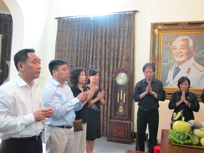 Nhân dân đến thắp hương nhân giỗ đầu Đại tướng tại số nhà 30 Hoàng Diệu, Hà Nội. ảnh Văn Duẩn