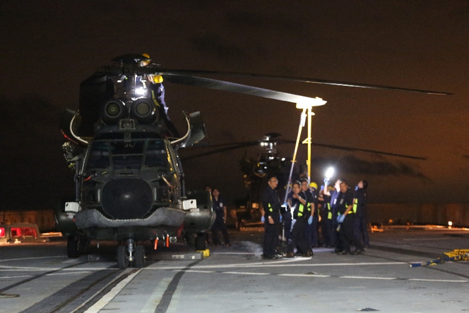 Tàu đổ bộ RSS Persistence của Singapore với 2 trực thăng Super Puma trên boong đến khu vực tìm kiếm tối 30-12. Ảnh: Channel NewsAsia