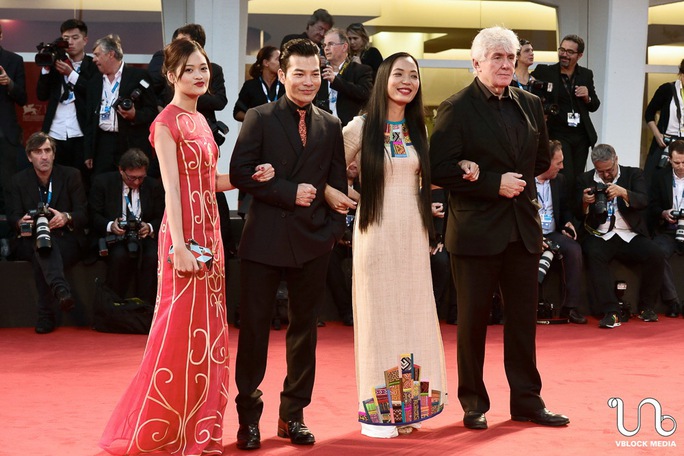 Đoàn làm phim gồm: Nguyễn Thuỳ Anh, Trần Bảo Sơn, đạo diễn Nguyễn Hoàng Điệp, đồng sản xuất người Pháp Thierry Lenouvel (từ trái sang) trên thảm đỏ LHP Venice.