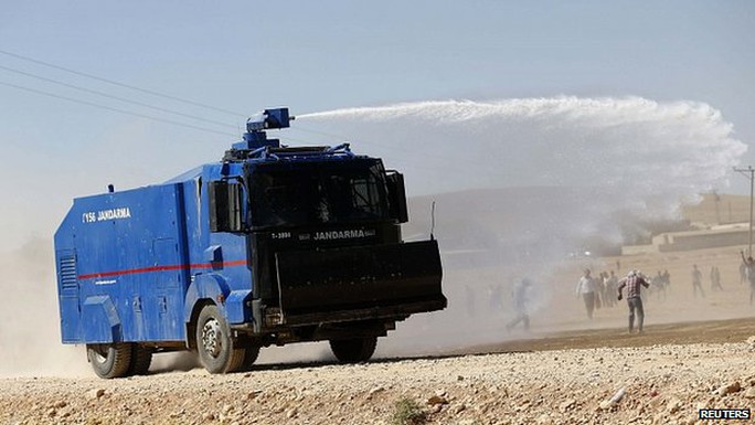 Quân đội Ankara dùng súng nước và hơi cay chống lại người biểu tình thân lực lượng Kurd tại biên giới. Ảnh: Reuters