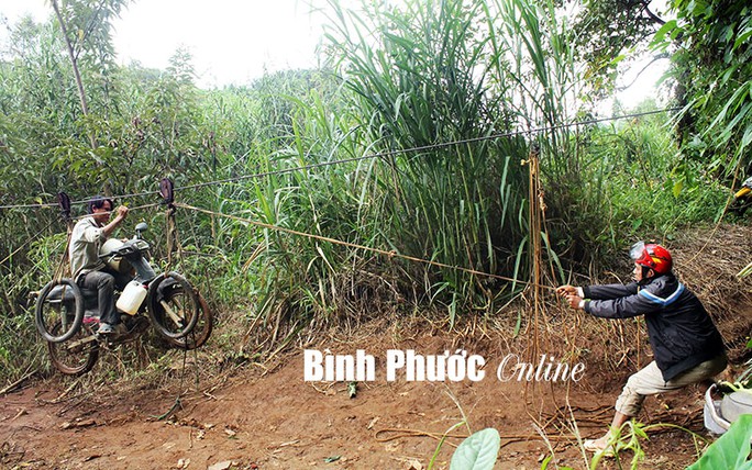 Và bên kia bờ sông, phải có một người kéo sợi dây thừng cột vào ròng rọc