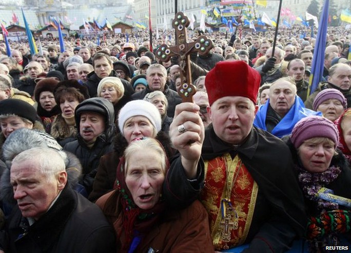 Hơn 200.000 người biểu tình ở thủ đô Kiev hôm 19-1. Ảnh: Reuters